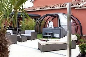 Hotel Contact Les Pierres Dorees 3*